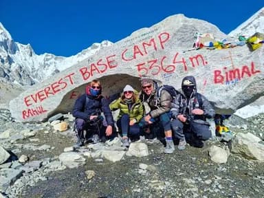 Trekkers Ay Everest Base Camp In