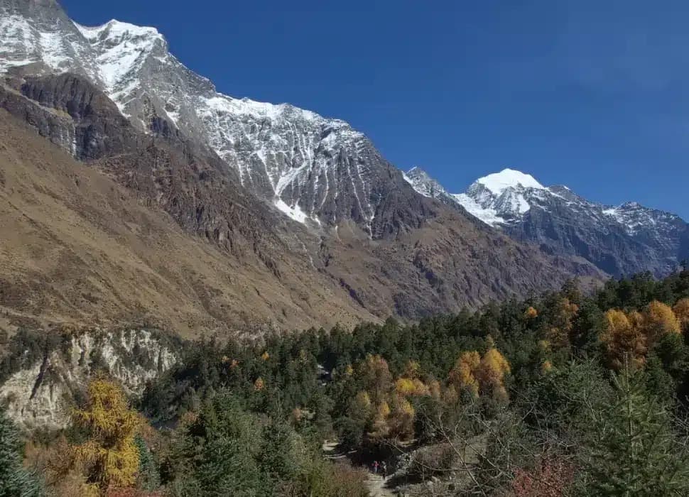 How are shower and toilet facilities along the Manaslu Trek?
